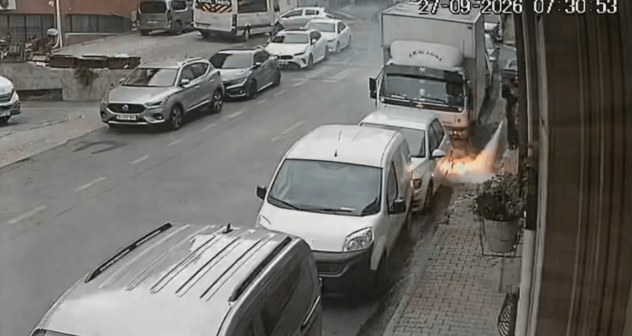 Yer altı kablosu patladı, park halındaki otomobil alevler içinde kaldı